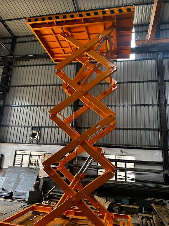 SCISSOR LIFT